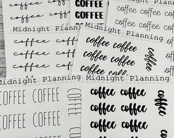 Può includere: Un set di adesivi per planner con le parole "coffee" e "COFFEE" in testo nero su sfondo bianco. Gli adesivi sono di varie dimensioni e stili.