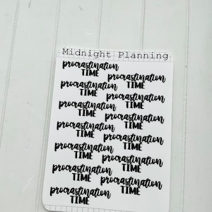 Könnte beinhalten: Eine Blatt mit durchsichtigen Aufklebern mit schwarzem Text, der "Midnight Planning" und "Procrastination Time" mehrmals wiederholt.
