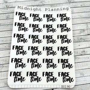 Peut inclure: Une feuille de 24 autocollants ronds blancs avec du texte noir qui dit "Face Time" répété sur chaque autocollant. Les autocollants sont disposés en 6 rangées de 4 autocollants chacune. Le texte "Midnight Planning" est en haut de la feuille et "SS190" est en bas.