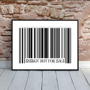 Könnte beinhalten: Schwarz-weißer Barcode mit dem darunter gedruckten Text "ENERGY NOT FOR SALE". Der Barcode ist in einem schwarzen Rahmen gerahmt.
