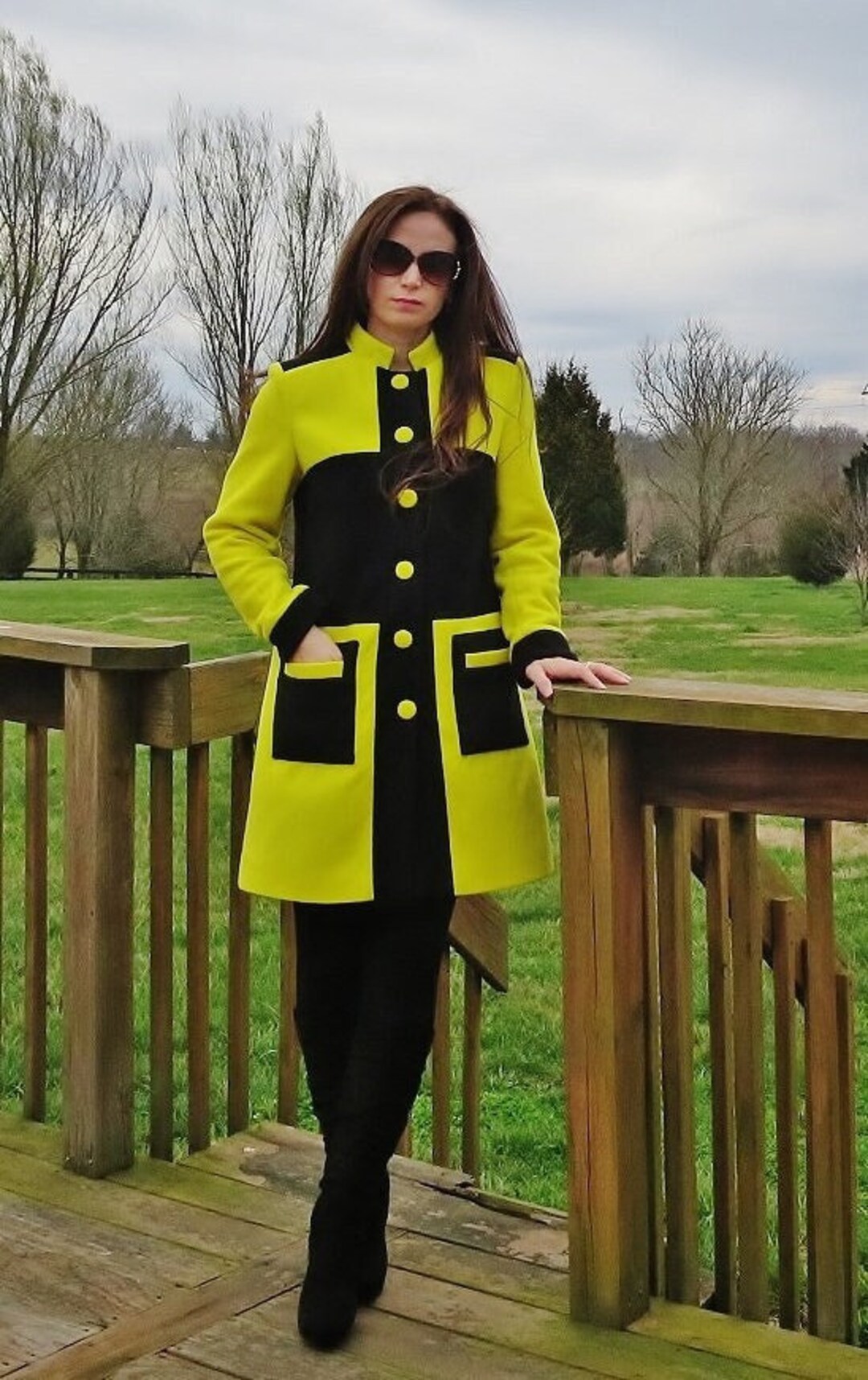 manteau jaune et noir