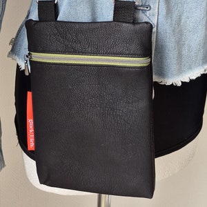 Handytasche zum Umhängen / Leder Optik / schwarz /Handyumhängetasche /verstellbarer Gurt / Crossover / Geburtstagsgeschenk / 16 x 22 cm