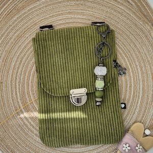 Handytasche zum Umhängen / Cord / grün /Handyumhängetasche / vegan /verstellbarer Gurt / Crossover / Geburtstagsgeschenk / 16 x 22 cm