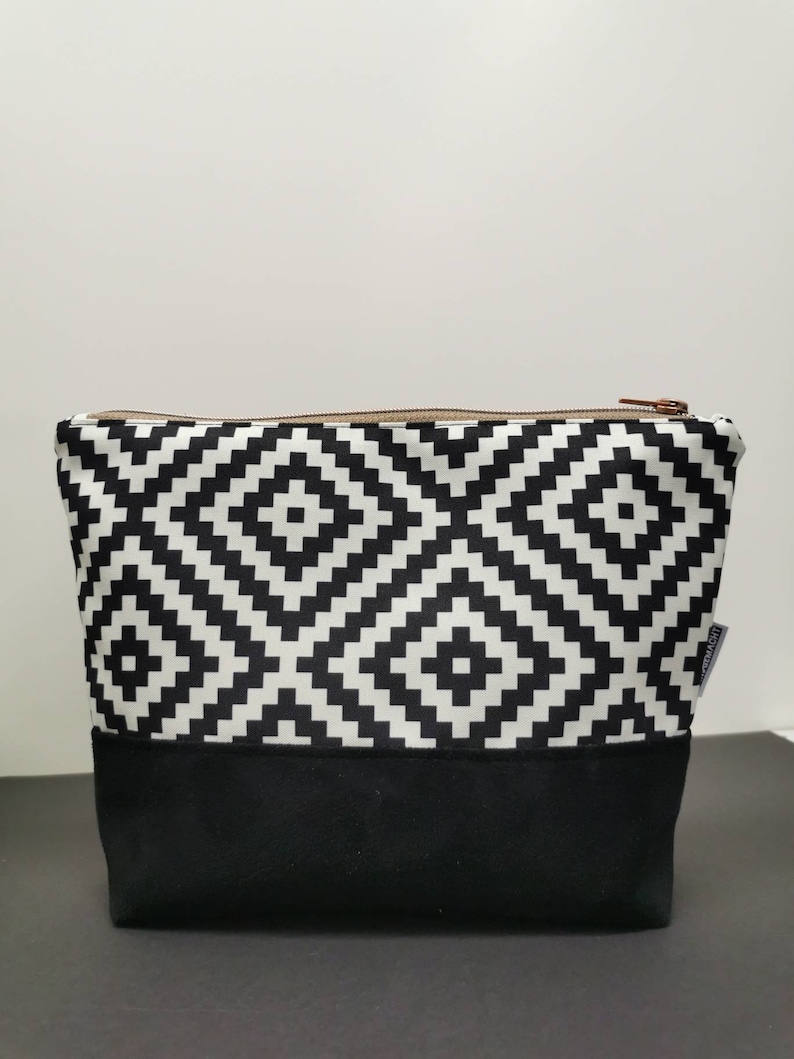 large black toiletry bolsa