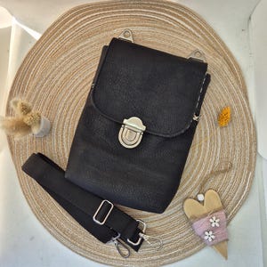 Handytasche zum Umhängen / schwarz / Handyumhängetasche / vegan Raumwunder Größe   21cm x 18cm x 5cm