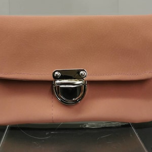 Geldbeutel aus zartrosa Kunstleder mit Schnappverschluß und Kartenfach, Clutch