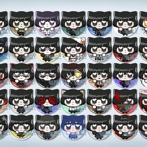 Puede incluir: Una colecci&oacute;n de treinta chapas redondas con un personaje recurrente de estilo chibi con pelo negro y orejas de gato. Cada chapa muestra al personaje con diferentes atuendos, accesorios y combinaciones de colores, todas con una marca de agua.
