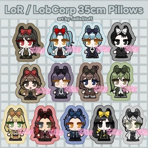 Puede incluir: Una colección de trece cojines con personajes en estilo chibi, que presentan diversos colores de cabello, atuendos y lazos. El texto en la parte superior dice LoR / LobCorp 35cm Pillows, con art by JellisStuff impreso debajo del título.