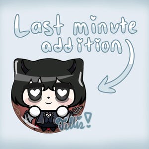 Puede incluir: Un pin circular con un personaje de dibujos animados de pelo negro, peque&ntilde;os cuernos y ojos en forma de coraz&oacute;n. El personaje viste un traje oscuro con corbata roja. El texto "Last minute addition" aparece arriba con una flecha.
