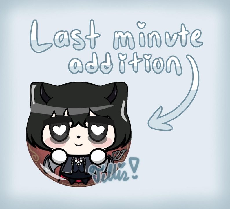 Puede incluir: Un pin circular con un personaje de dibujos animados de pelo negro, peque&ntilde;os cuernos y ojos en forma de coraz&oacute;n. El personaje viste un traje oscuro con corbata roja. El texto "Last minute addition" aparece arriba con una flecha.