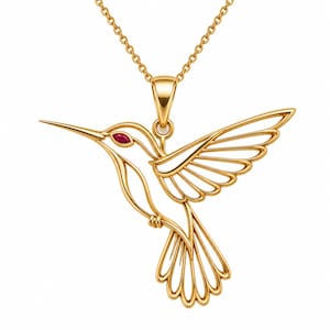 Puede incluir: Un collar de tono dorado con un colgante en forma de colibrí en vuelo. El colgante está elaborado con detalles de alambre abierto e incluye una pequeña piedra preciosa roja de corte marquesa engastada como el ojo del ave.