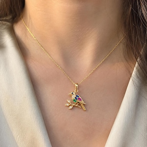 Halsband med fågelhänge i 18 karat massivt guld - naturlig safir, rubin, smaragd och diamant