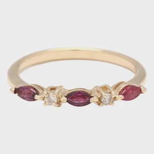 Stapelbarer 14k Gold Marquise Rubin Diamant Bandring - Juli Birthstone Ring