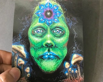 Puede incluir: Una ilustración psicodélica de una persona de piel verde con una flor azul en la frente y un ojo negro en el centro. La persona está rodeada de hongos.