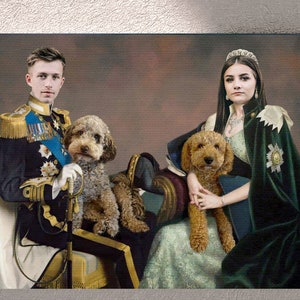 Op de afbeelding: Een schilderij van een stel in koninklijke kleding met hun twee honden. De man draagt een blauw en gouden uniform met een witte kraag en een witte sjerp. De vrouw draagt een groene jurk met een gouden kroon en een gouden ketting. De honden zijn bruin en wit en zitten op een witte en gouden stoel.