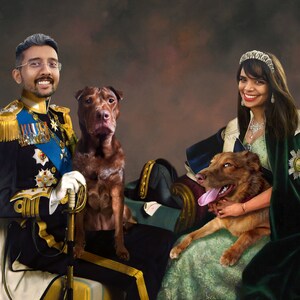 Op de afbeelding: Een portret van een stel in koninklijke kleding met hun twee honden. De man draagt een donkerblauw uniform met gouden versieringen en een zwaard. De vrouw draagt een groene jurk met een gouden kroon. De honden zitten op hun schoot.
