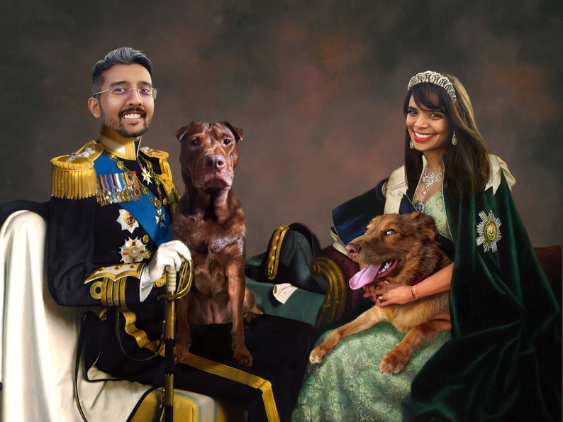 Op de afbeelding: Een portret van een stel in koninklijke kleding met hun twee honden. De man draagt een donkerblauw uniform met gouden versieringen en een zwaard. De vrouw draagt een groene jurk met een gouden kroon. De honden zitten op hun schoot.