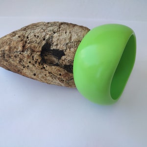 Pulsera de Baquelita Verde con Detalles en Plata y Piedras. Pieza Unica!!