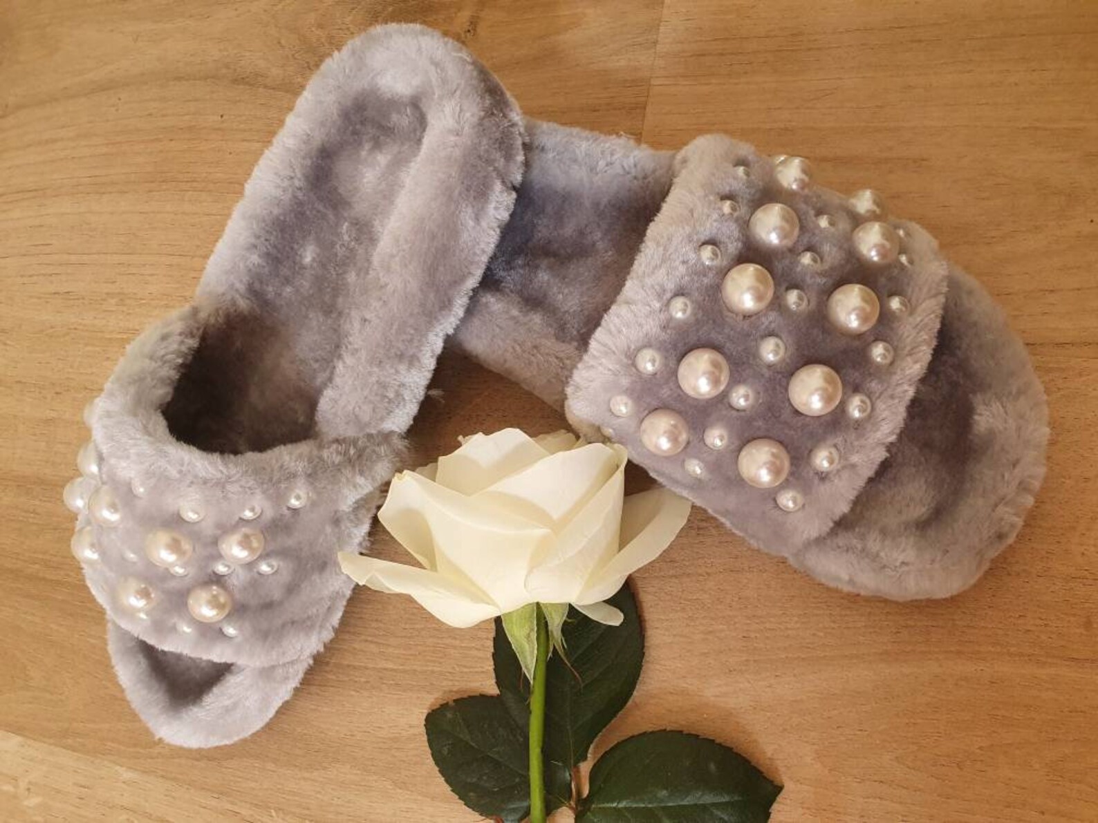 2018 New Pearl Slippers Female Autumn Fashion Word Drag Fur Slippers Indoor Anti Skid Thick 