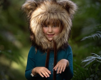 Cappello e coda invernali in pelliccia sintetica di lupo