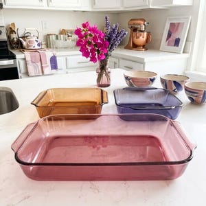 Vintage 80-tals Pyrex Tranbär & Ametist Lila Glas Brownie Bakform, 60-tals Anchor Hocking Fire King, Amber Glas Lasagneform Brun