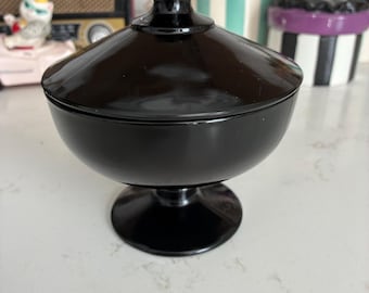 Dulcera de cristal negro amatista L.E. Smith de la década de 1930 con tapa, frutero Art Déco con pie, base con rayos de sol, decoración gótica de mediados de siglo para el hogar.
