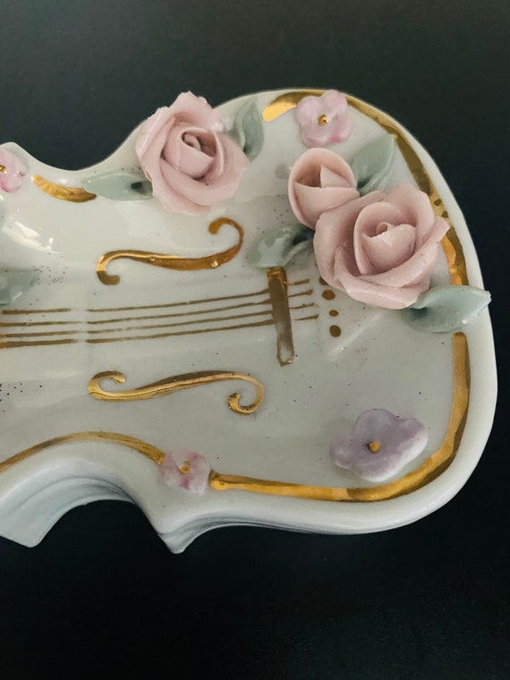 Collectible Japan 1940’s White Porcelain Violin T… - image 6