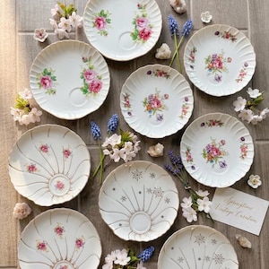 Può includere: Un set di tre tazze in ceramica con finitura opaca e macchiettata. Le tazze sono nei toni del crema, grigio chiaro e grigio scuro. Ogni tazza ha un design semplice e minimalista.
