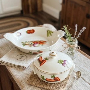 Puede incluir: Una taza de cerámica blanca con un asa negra y el texto "But First, Coffee" en negrita negra. La taza está sobre un fondo borroso. La taza mide aproximadamente 10 cm de altura.