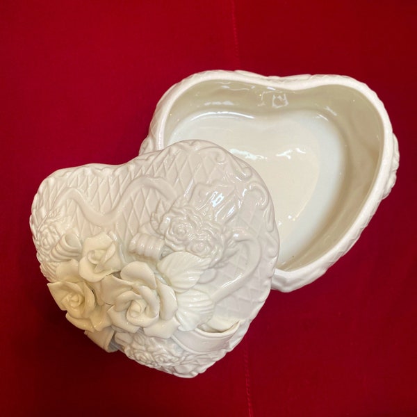 New Large 1998 Cream Colored Porcelain Heart Shaped, Roses, Flowers, Bows, Jewelry Box, Keepsake Box With Lid, Potpourri Dish, Valentine’s