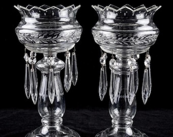 Lustradores de vidrio grabado de la época victoriana de 1880, candelabros de pedestal con forma de prisma, decoración de mesa Baccarat con forma de piña francesa.