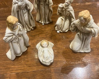 Set di sei statuine vintage per presepe color avorio