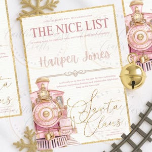 Puede incluir: Certificado "Nice List" rosa y dorado con una ilustración de tren rosa. El certificado incluye el nombre "Harper Jones" y el texto "Santa Claus". Una campana dorada y un copo de nieve añaden al diseño festivo.