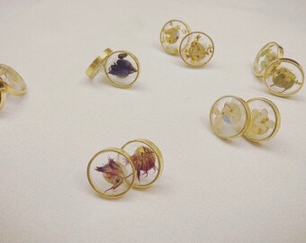 Pressed flower earrings, real flower earrings, gold circle earrings