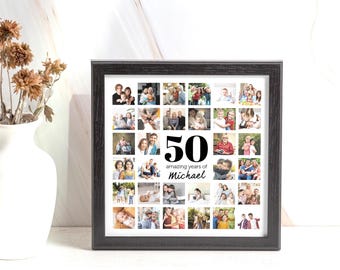 Op de afbeelding: Een ingelijste collage met familiefoto's, ter herdenking van een 50-jarig jubileum. De zwarte lijst omsluit een witte achtergrond met de tekst "50 amazing years of Michael". De foto's zijn in een raster gerangschikt.