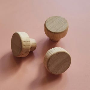 Klassischer Stoßgriff aus Holz IKEA Duktig Play Kitchen DIY Kitchen Hack, IKEA Möbelknauf, Schubladengriffe aus Holz