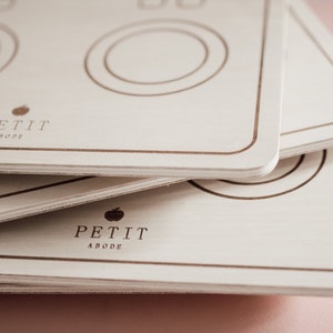 Placa de cocina eléctrica de madera con imperfecciones para la cocina de juguete IKEA Düktig