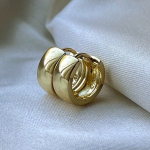 Thick huggie hoop earrings gold, huggie earrings, thick hoop earrings, chubby hoops, chunky gold hoops, gold filled hoops, small hoops