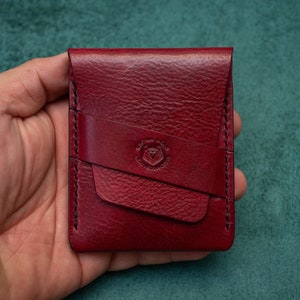 Portemonnee nr. 20 | Portemonnee met verticale klep | Ossenbloedrood - handgeverfd | Leren slanke portemonnee voor heren | EDC-portemonnee | Minimalistische portemonnee