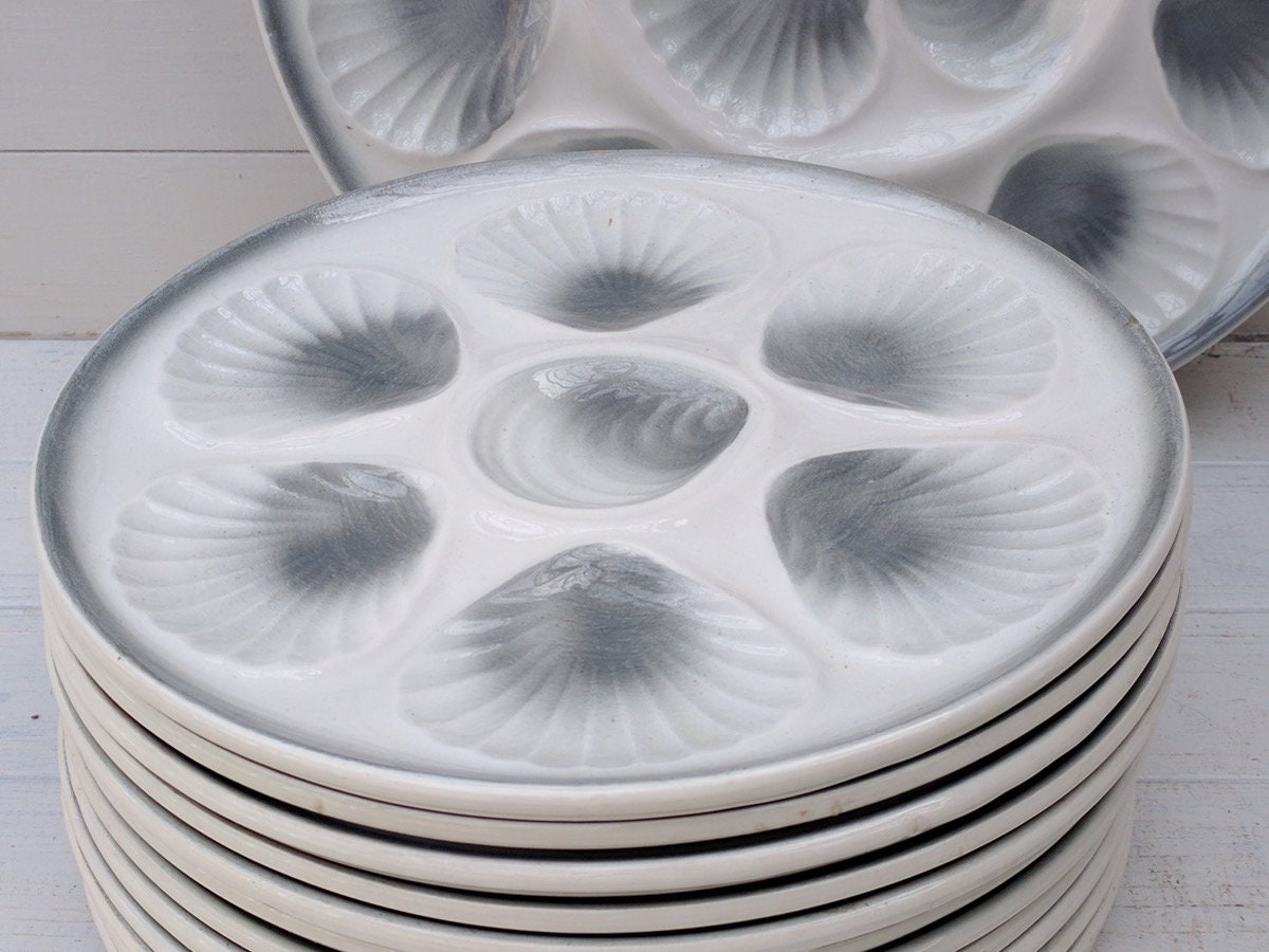 Oyster Plates, Pair, Gris Pâle et Majolica Blanc Par Moulin Des Loups, Orchies