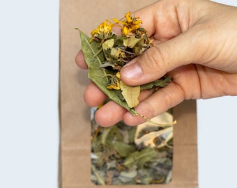 Meadow Flower Tea est un mélange 100% naturel de menthe poivrée, de libellule moldave, de calendula, de feuilles de framboisier et de feuilles de bouleau / TISANE 25g