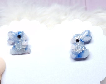 Mini Kaninchen Ohrstecker, blau mit silber, Baby Hase Haustiere, Polymer Clay, niedlicher Ohrschmuck für Mädchen und Frauen, Einzelstück