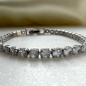 Sparkling tennis bracelet in silver