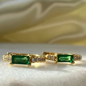 Hoop earrings emerald green in gold