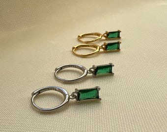 Silver hoop earrings in emerald green / Sterling silver 925 / Earrings / Elegant earrings / Rectangular hoop earrings