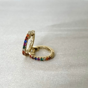 Mini Hoop Huggie Regenbogen Ohrringe. 925 Sterling Silber, mikrogepflasterer Zirkonia Gold, Pavè Gold, zierlich minimalistische Creolen