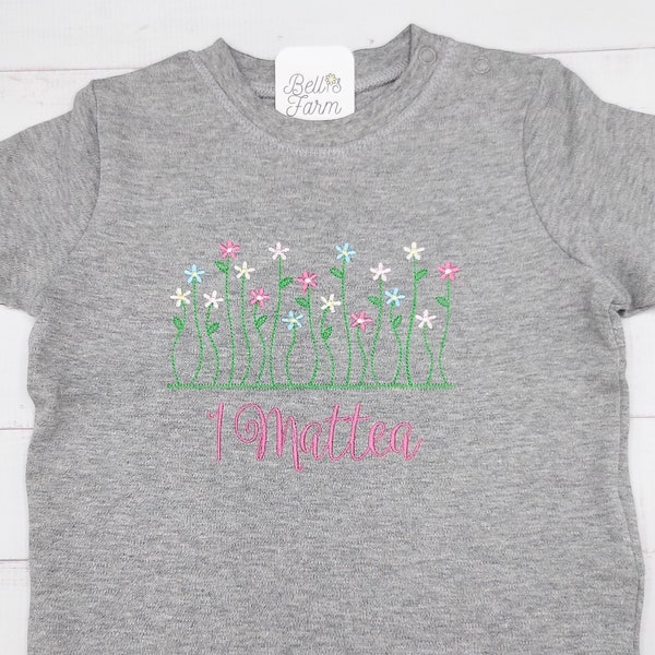 Geburtstags T Shirt für Mädchen mit Blumenwiese, Personalisiert mit Zahl und Name, individuelles Geburtstagsgeschenk für Kinder