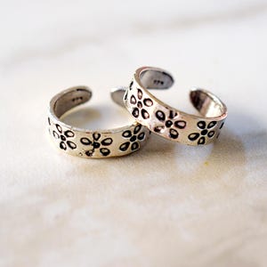 Gemtastic Floral Toe Rings Pair | 925 Sterling Silver Adjustable Hypoallergenic Boho Festival Foot Jewelry | Summer Gift for Her