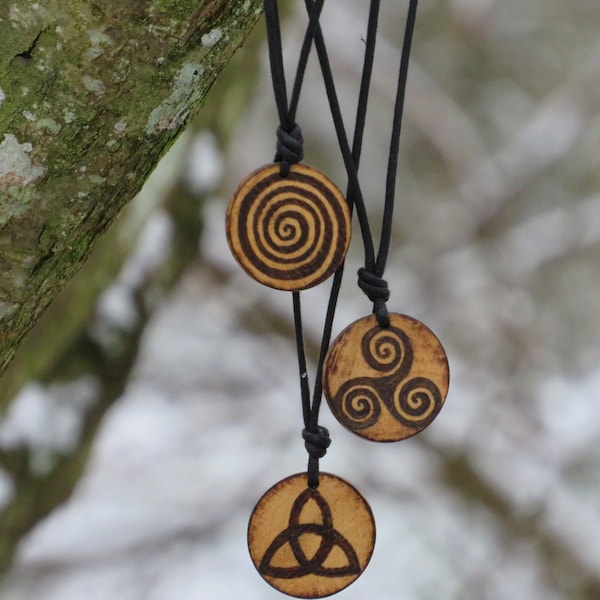 Colliers de symboles celtiques | Collier en bois fait main avec cordon en coton ciré réglable | bijoux vikings | Triskelion | Triquetra | Spirale