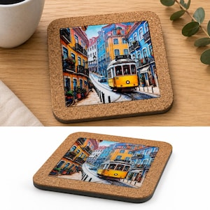 Può includere: Un sottobicchiere quadrato in sughero con un'illustrazione stampata di un tram giallo che percorre una strada stretta fiancheggiata da edifici colorati. La scena raffigura un classico paesaggio urbano con strutture a più piani nei toni dell'arancione e del blu.